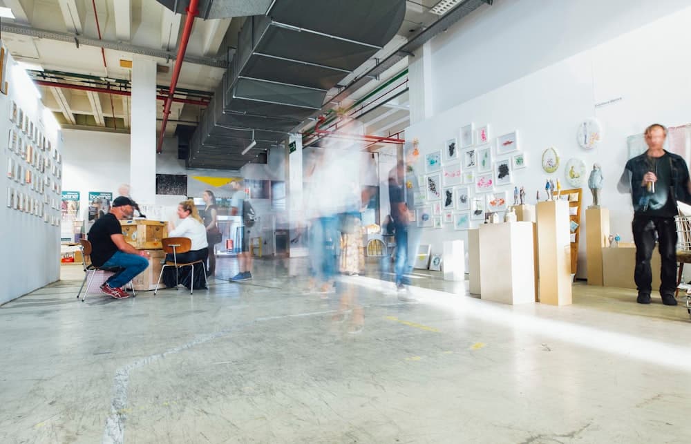 Oficina moderna con personas en movimiento