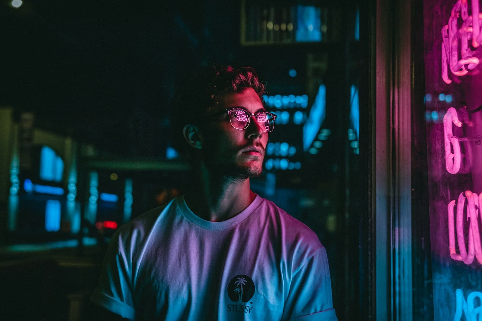 Usuario inmerso en un entorno digital urbano por la noche